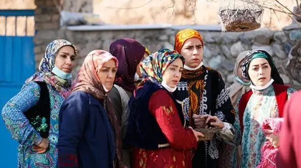 تصویری جالب از جمع زنانه دختران نوری در پشت صحنه سریال نون خ / ندا قاسمی و هدیه بازوند