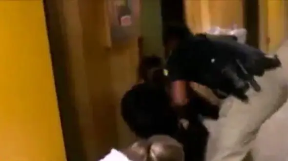 خانم معلم به دردسر شومی افتاد + فیلم و عکس