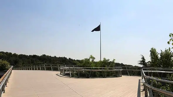 بزرگ‌ترین پرچم ایران به رنگ سیاه درآمد
