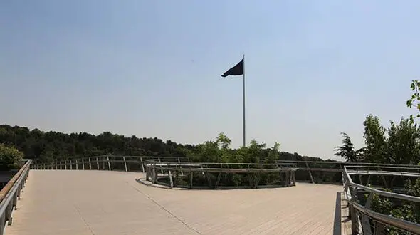 بزرگ‌ترین پرچم ایران به رنگ سیاه درآمد
