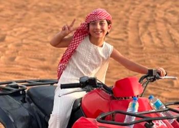 فیلم  / موتورسواری غش خنده علیرضا بیرانوند با دخترش بارانا در صحرای دبی/  چقدر محرومیت ساخته به بیرانوند