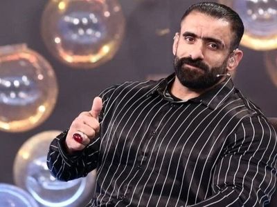 نگاهی به پذیرایی خانه ساده هادی چوپان با فرش ماشینی و پرده های معمولی و گُل گیاه /اصالت در اوج ثروت و محبوبیت