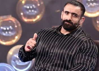 نگاهی به پذیرایی خانه ساده هادی چوپان با فرش ماشینی و پرده های معمولی و گُل گیاه /اصالت در اوج ثروت و محبوبیت