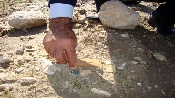 کشف گنج نفیس در باغملک + عکس