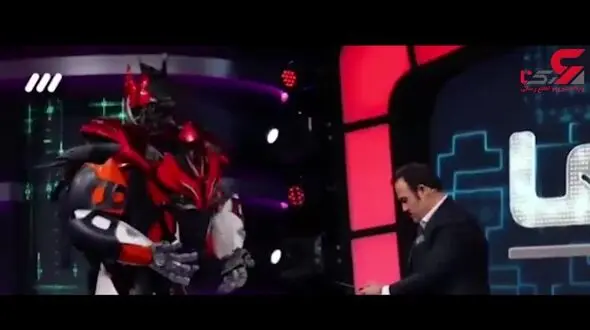 حمله ربات غول پیکر به مهران غفوریان در برنامه تلویزیونی! + فیلم 