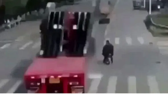 ببینید/| لحظه هولناک سقوط شیشه روی سر موتورسوار + فیلم