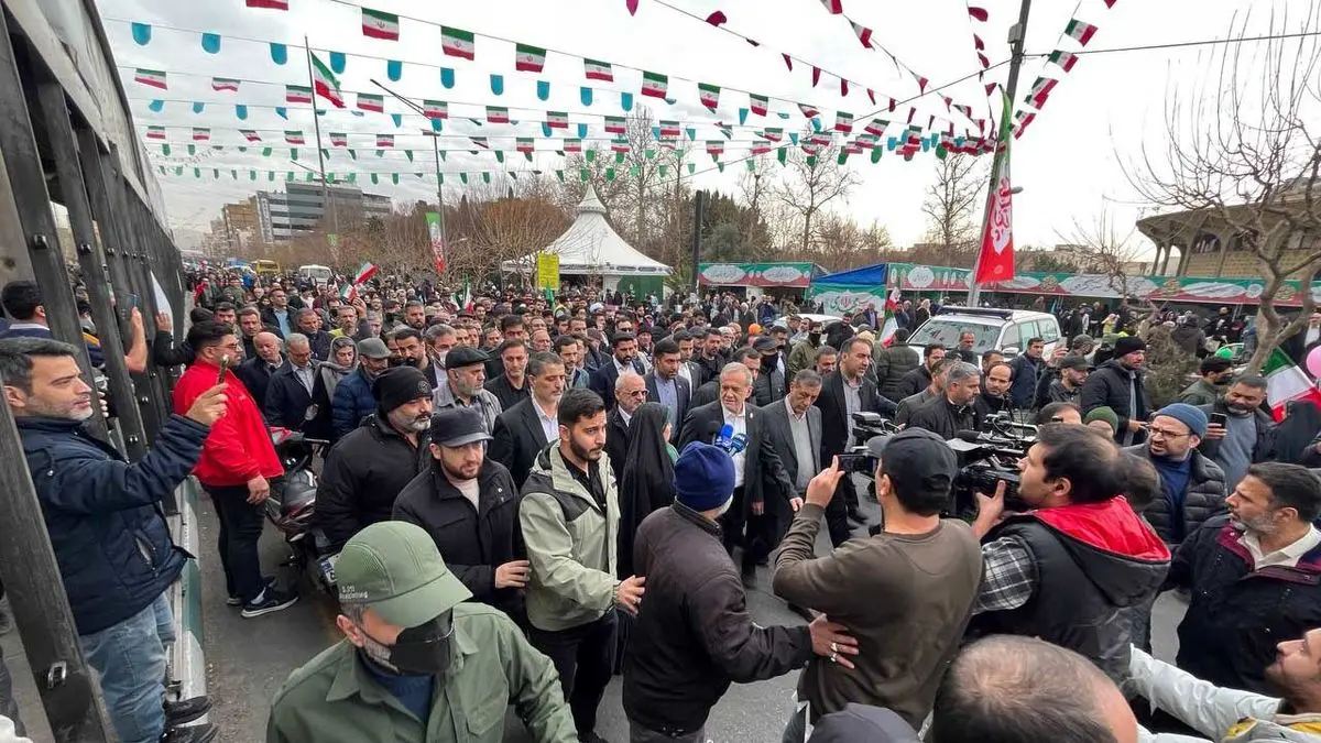 حضور رئیس‌جمهور پزشکیان در راهپیمایی ۲۲ بهمن