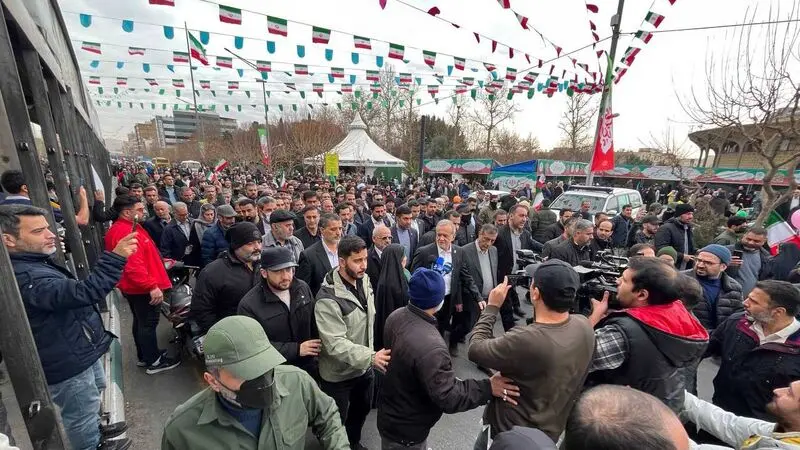 دکتر مسعود پزشکیان صبح امروز در جمع راهپیمایان ۲۲ بهمن، حاضر شد