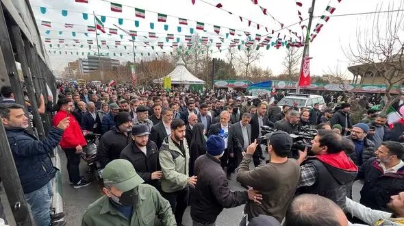 حضور رئیس‌جمهور پزشکیان در راهپیمایی ۲۲ بهمن
