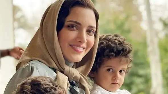 فیلم/ نگاهی به جشن تولد شاهانه 6 سالگی آوینا و آنیتا، دوقلوهای دوست داشتی بهنوش طباطبایی در سریال «سووشون» با خلاقیت اوستا قناد تهرانی با تم پرنسسی