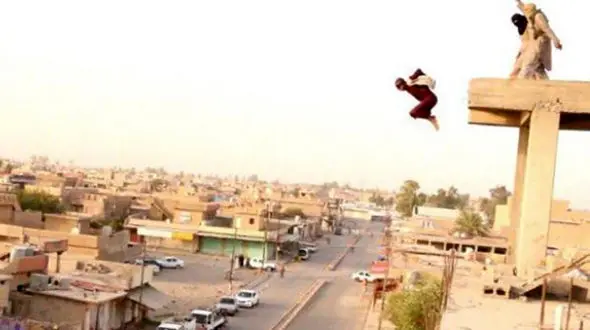 عکس وحشتناک پرتاب کردن جوان عراقی از بالای ساختمان توسط داعش+تصاویر