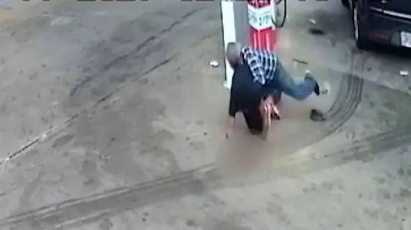 باهوشی پیرمرد 82 ساله در صحنه سرقت خودرویش + فیلم زد و خورد