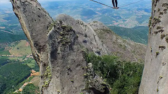 رکوردزنی با بندبازی میان دو کوه با ارتفاع 500 متر + فیلم و عکس