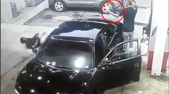 فیلم وحشتناک دوئل مسلحانه دو مرد در پمپ بنزین / یک زن در این درگیری زخمی شد+عکس