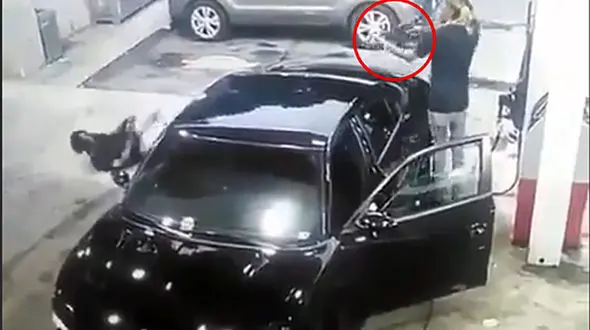 فیلم وحشتناک دوئل مسلحانه دو مرد در پمپ بنزین / یک زن در این درگیری زخمی شد+عکس