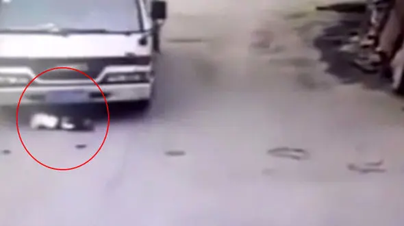 فیلم نجات معجزه آسای کودک نوپای از یک سانحه+تصاویر