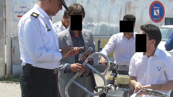 موتور سوار بی حیا جلوی مدرسه دخترانه دستگیر شد