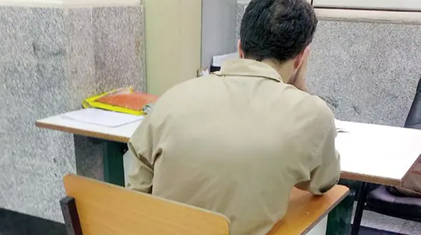 کارفرمای زنم برایش پیامک‌‌های عاشقانه می فرستاد و من از او زهر چشم گرفتم