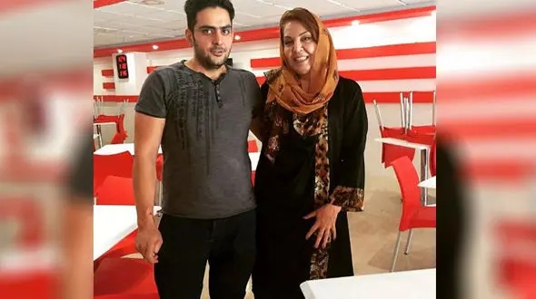بازیگر زن ایرانی در کنار پسر خوانده اش در کی اف سی کرج! +عکس