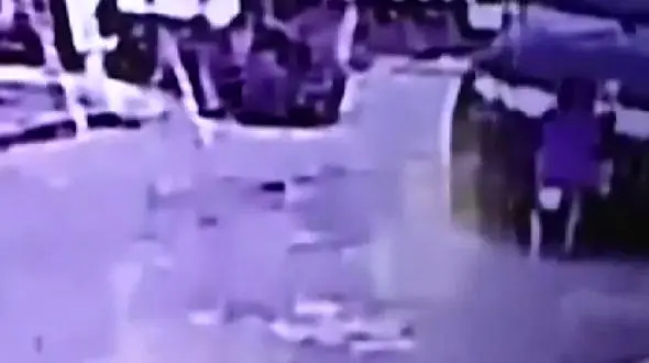 عبور خودرو مادر از روی سر کودک 2 ساله در برابر دوربین مدار بسته / نجات معجزآسا ی کودک