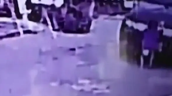 عبور خودرو مادر از روی سر کودک 2 ساله در برابر دوربین مدار بسته / نجات معجزآسا ی کودک
