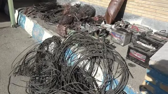 دستگیری سارقان سیم کابل و باتری خودرو در اردبیل+ فیلم