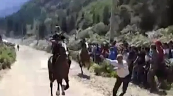 فیلم حادثه عجیب در مسابقه اسب سواری مازندران + عکس