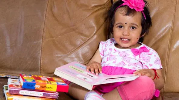 حافظه بی نظیر دختر بچه 2 ساله / این کودک در 5 دقیقه نام پایتخت 196 کشور را می گوید+فیلم و عکس