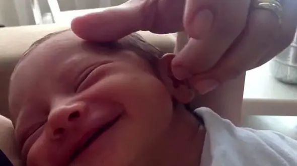 فیلم خنده های نوزاد خواب آلو که قلب همه را تسخیر کرد + تصاویر