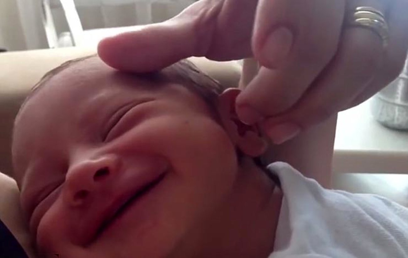 فیلم خنده های نوزاد خواب آلو که قلب همه را تسخیر کرد + تصاویر