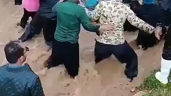تلاش مردم کرمانشاه برای نجات گوسفندان از داخل سیل +فیلم