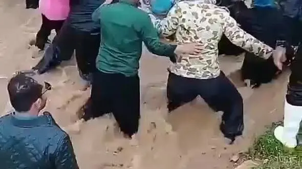 تلاش مردم کرمانشاه برای نجات گوسفندان از داخل سیل +فیلم