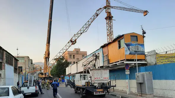 سقوط وحشتناک جرثقیل روی کابل های فشار قوی برق / وحشت در غرب تهران + عکس