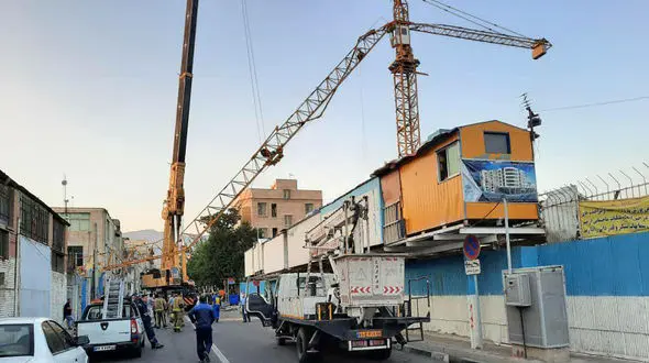 سقوط وحشتناک جرثقیل روی کابل های فشار قوی برق / وحشت در غرب تهران + عکس