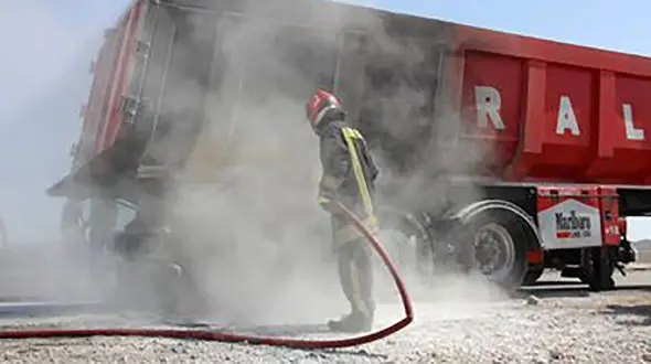 آتش سوزی کامیون حامل گندله آهن در جاده حاجی آباد 
