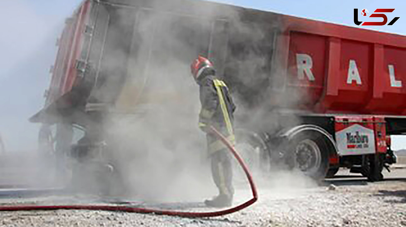 آتش سوزی کامیون حامل گندله آهن در جاده حاجی آباد