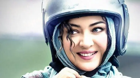 فیلم لو رفته  موتور سواری نیکی کریمی بدون مهارت و گواهینامه ! / خانم بازیگر خودش هم ترسید !