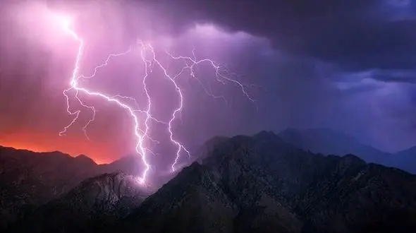 لحظه وحشتناک برخورد صاعقه در توچال/ کوهنوردان در شوک و ترس فرورفتند