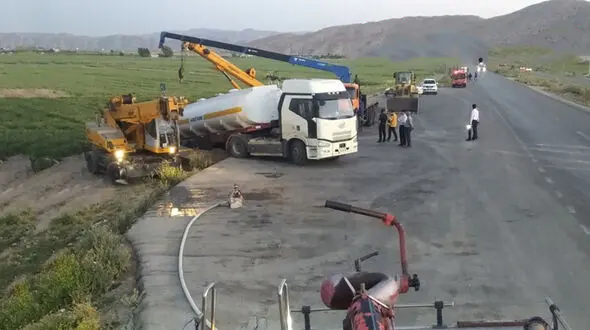 واژگونی هولناک تانکر سوخت در جاده مرودشت 