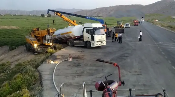 واژگونی هولناک تانکر سوخت در جاده مرودشت 