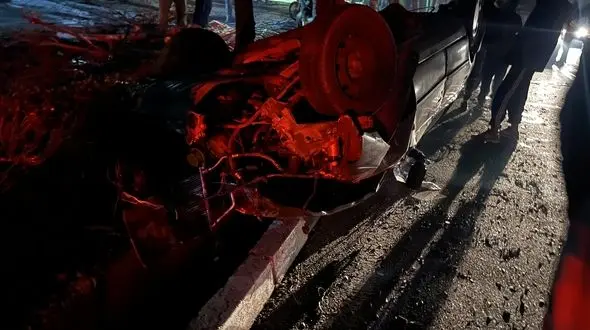 واژگونی هولناک پژو زیر پل خبرنگار / معجزه در زنده ماندن سرنشینان