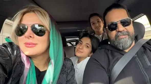 عکس /  خانواده رضا صادقی زیباترین در ایران / همسر و دخترانش همه با عینک دودی ری بن