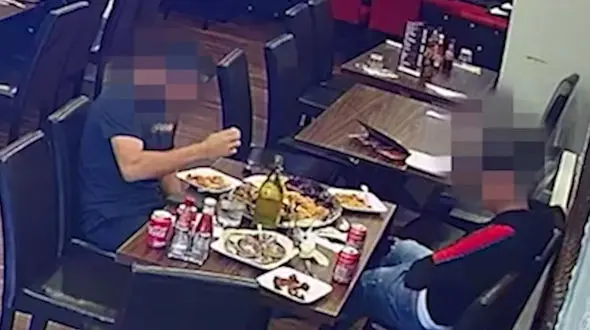 اقدام غیراخلاقی دو مشتری برای پرداخت نکردن پول غذا در رستوران + فیلم