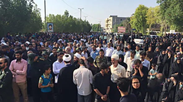 مراسم تشییع و تدفین دانش آموزان جان باخته هرمزگانی در میناب +فیلم و عکس