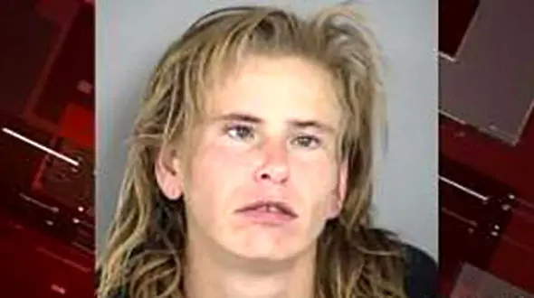 حمله زن تبر به دست به یک مدرسه دخترانه + عکس