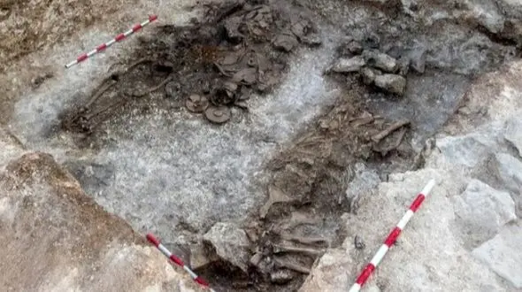 کشف یک گنج باشکوه / تاج طلا و خنجر منحصربه‌فرد پوشیده از جواهر