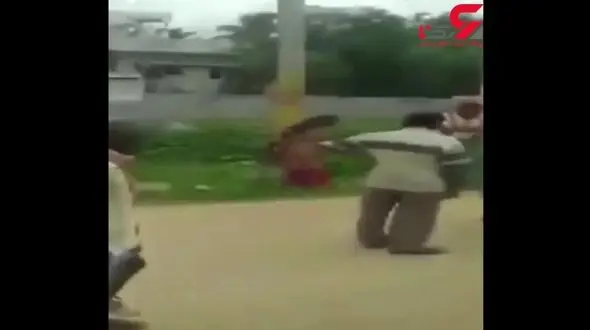 زن هندی مردان را فریب داد او را به تبربرق بستند / تنبیه با کفش در وسط خیابان + فیلم