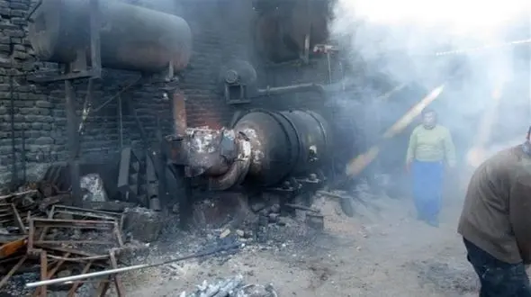 کارخانجات ریخته گری هوای اصفهان را آلودگی می کنند / ذوب قراضه آهن سرقتی و آلاینده در برخی کوره ها + فیلم