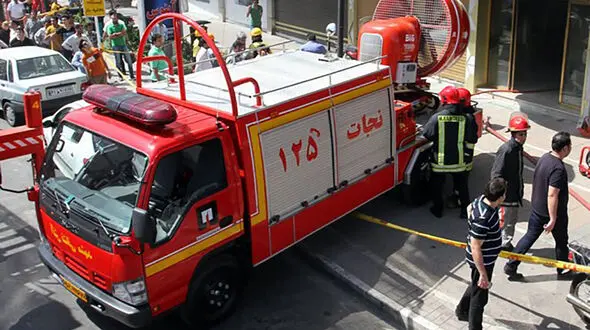 فداکاری مرد همسایه برای نجات جان 2 کودک گرفتار در آتش خانه / حبس شده بودند