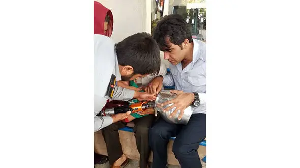 گیر کردن سر کودک یاسوجی در زودپز! + فیلم